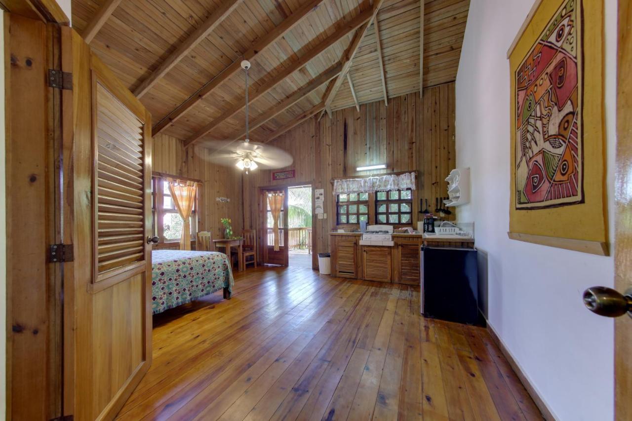 Posada Arco Iris, West End Exterior photo