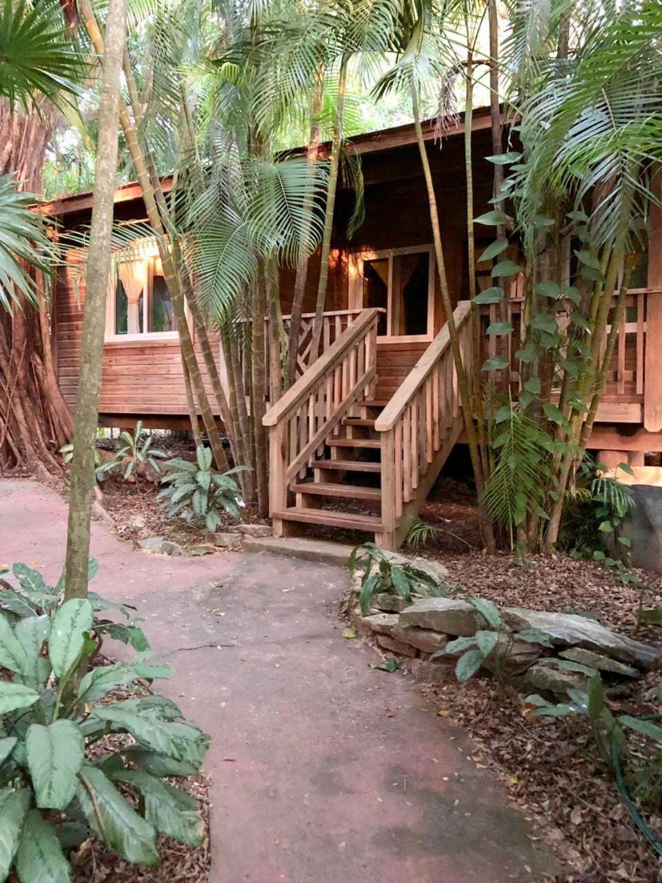 Posada Arco Iris, West End Exterior photo